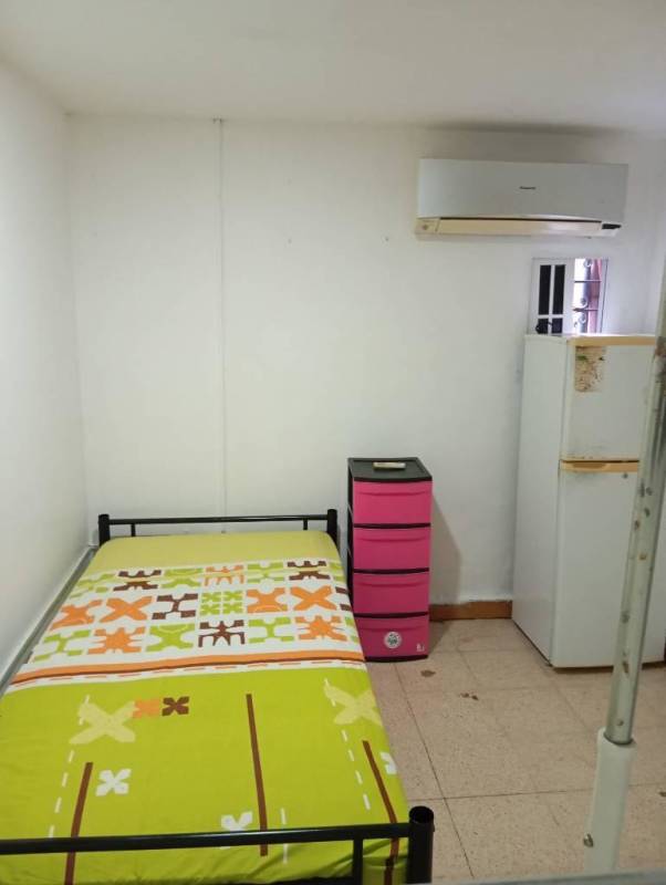 Single room with air conditioning, closet, plastic drawers and bed near Los Andes Panama