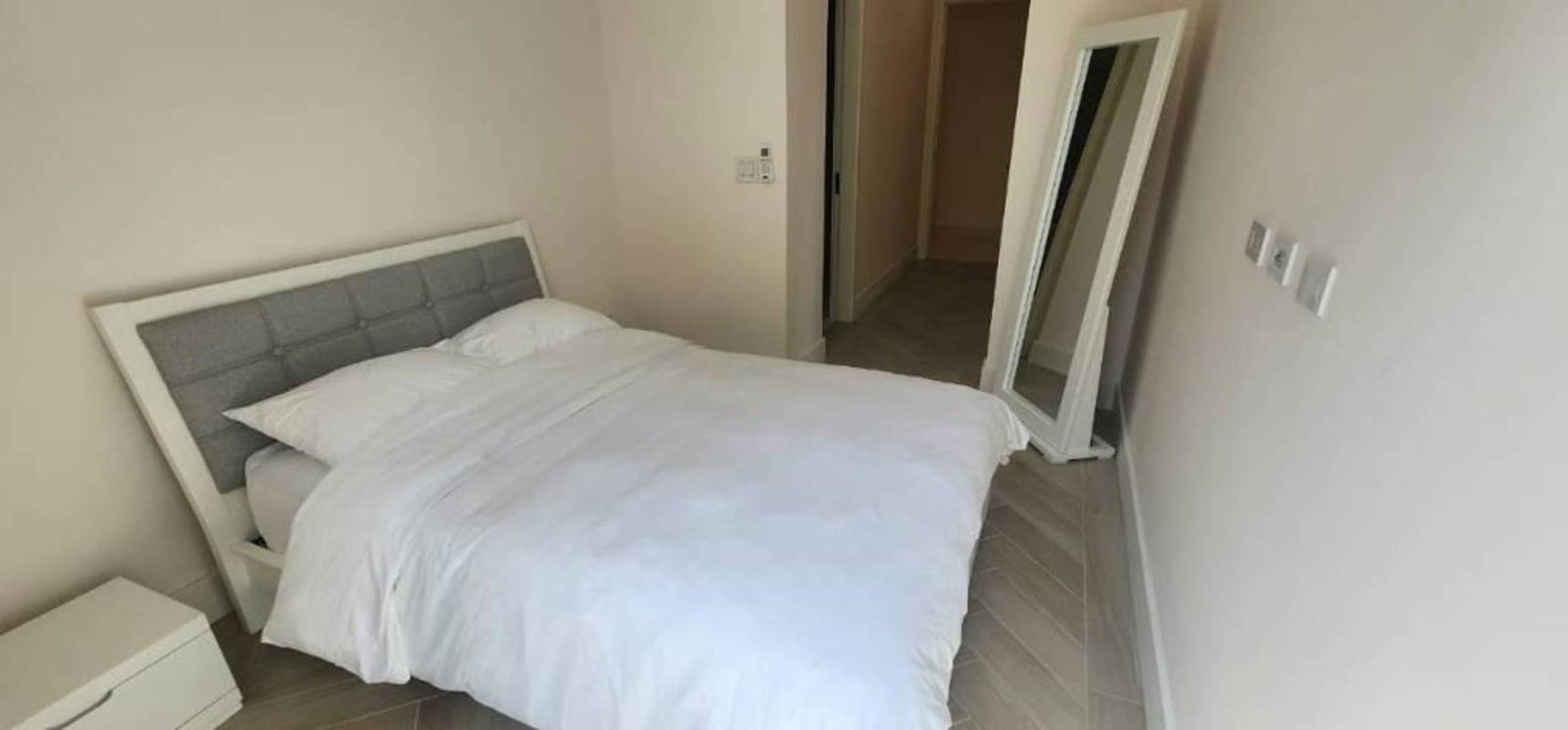 Bedroom with marina view, furnished with double bed and ensuite bathroom Ocean Reef Islands Panama