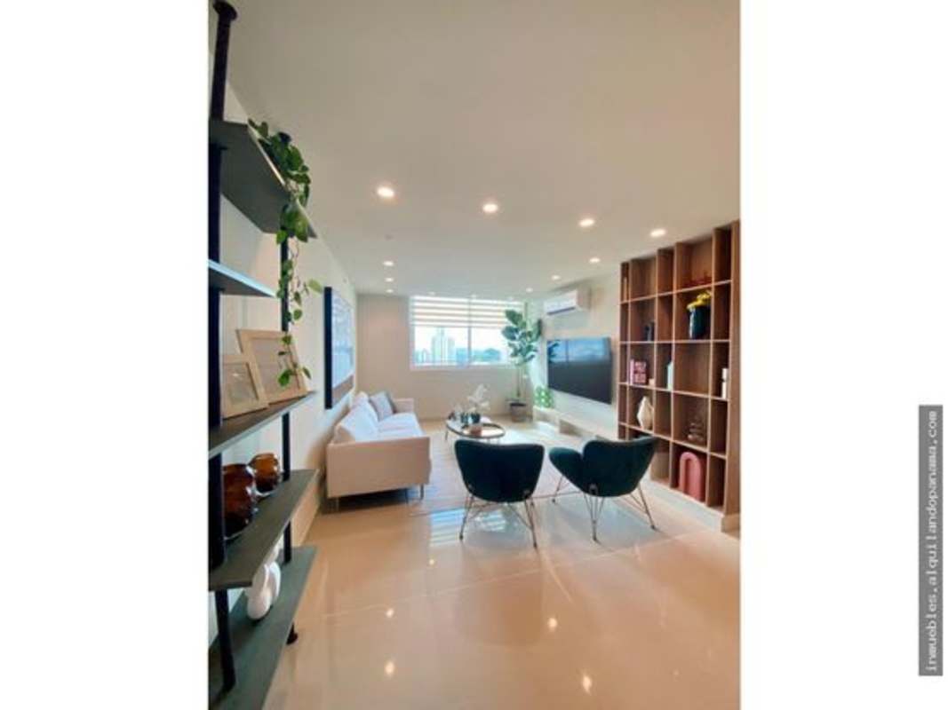 Bathroom with glass-enclosed shower and modern tile in PH Lemon Tower Panama