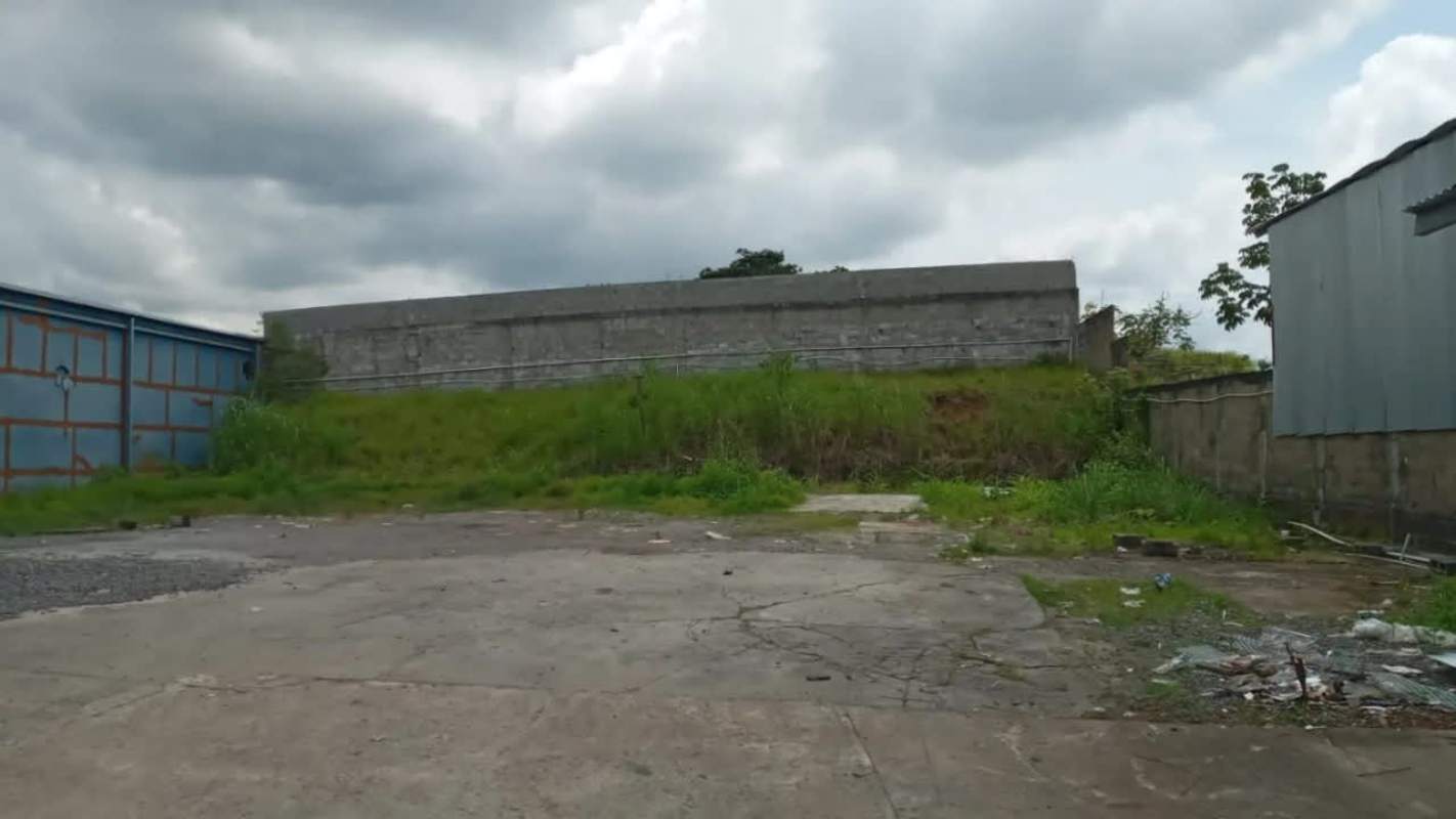 Vacant industrial yard enclosed with fence suitable for depot or parking in Panama Las Mañanitas