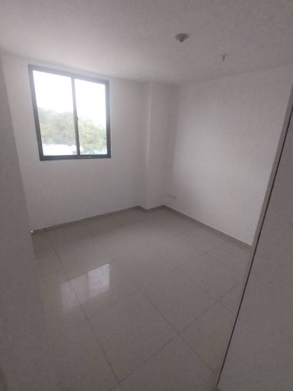 Unfurnished bedroom with tiled floor, large windows, minimalist style in Ciudad Radial Juan Díaz