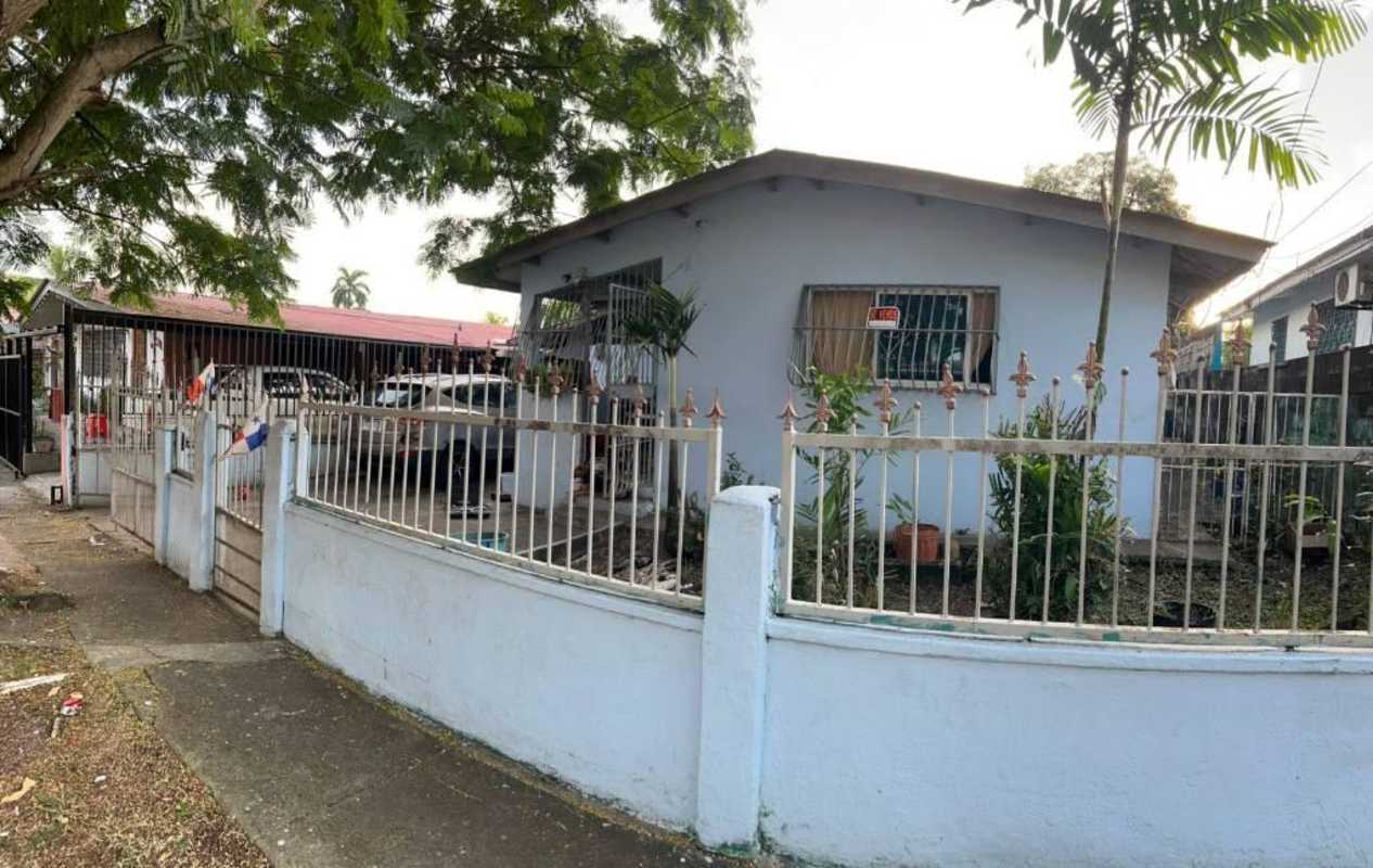 Street view of fenced house with garden and driveway in Villa Cáceres Panama City