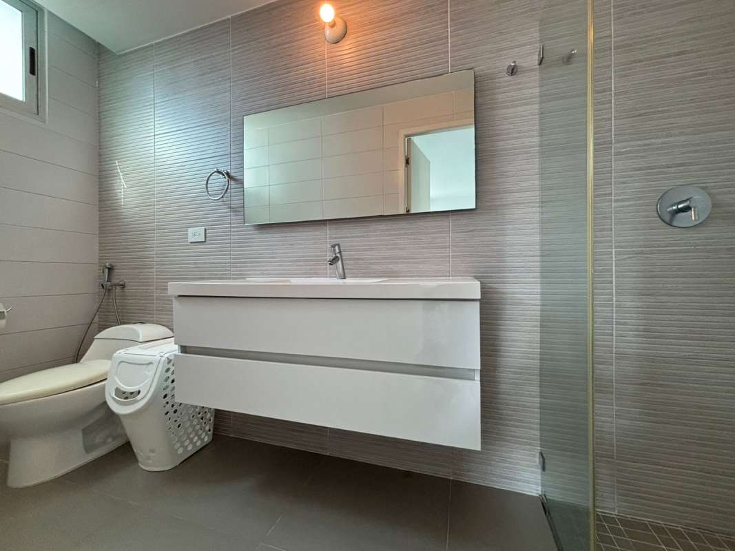 Second bedroom with single bed, closet and ceiling fan in PH Altamira Bella Vista Panama City