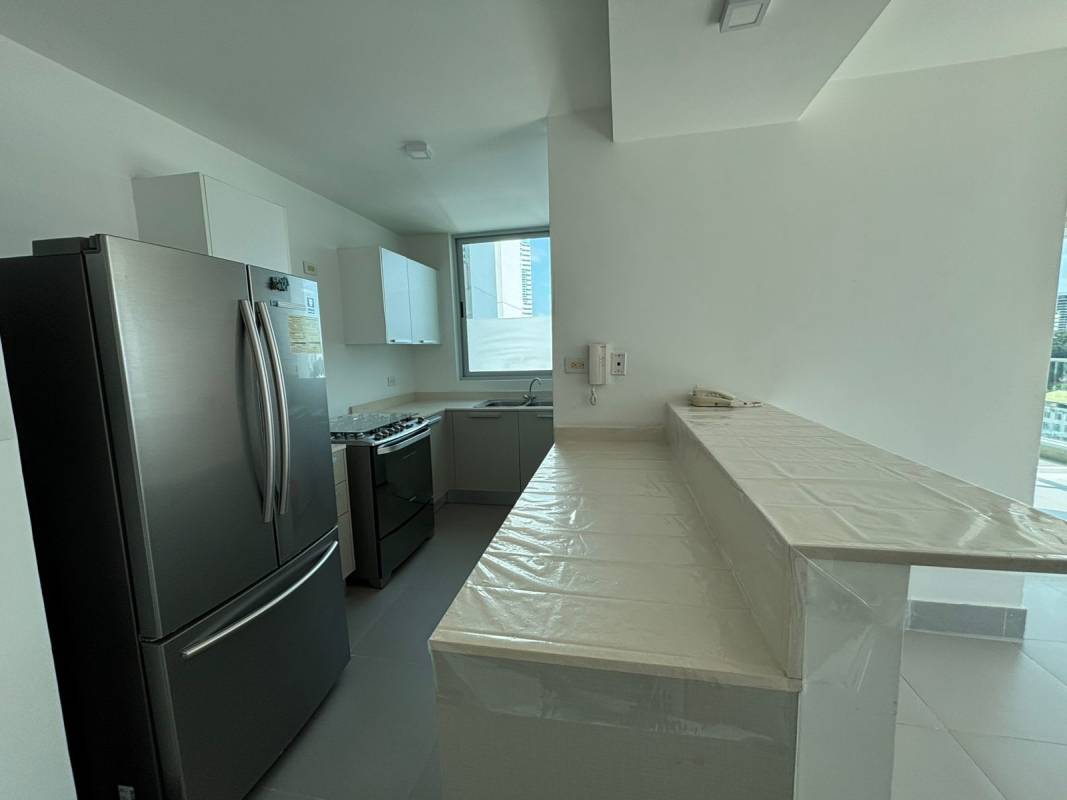 Modern kitchen with stainless appliances and breakfast bar PH Altamira Bella Vista