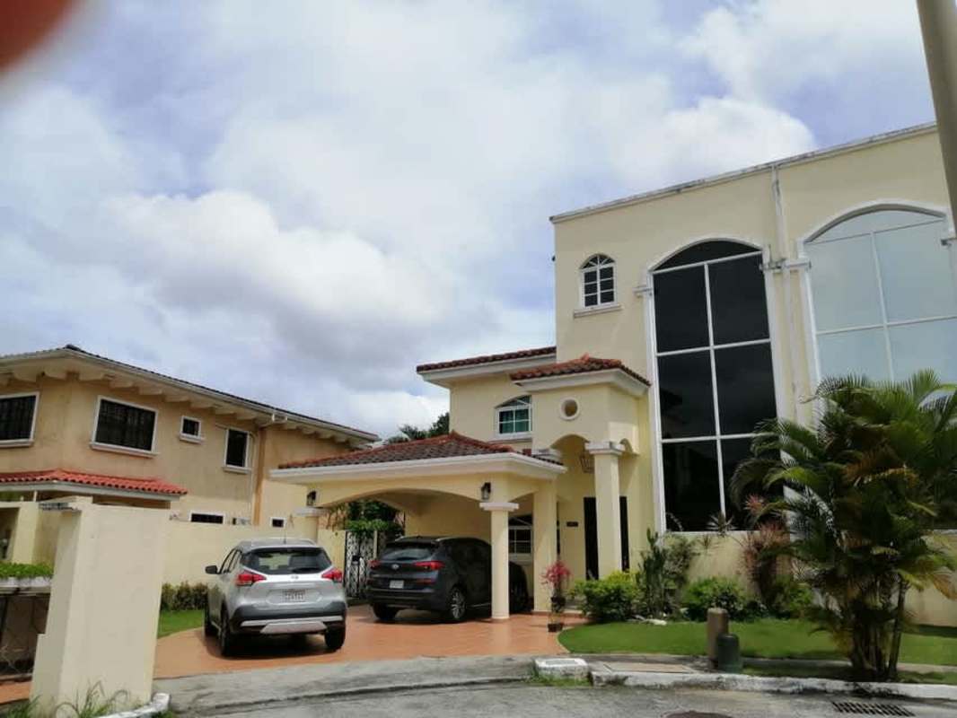 Laundry utility room with washer, dryer, shelving in house for rent Clayton Panama