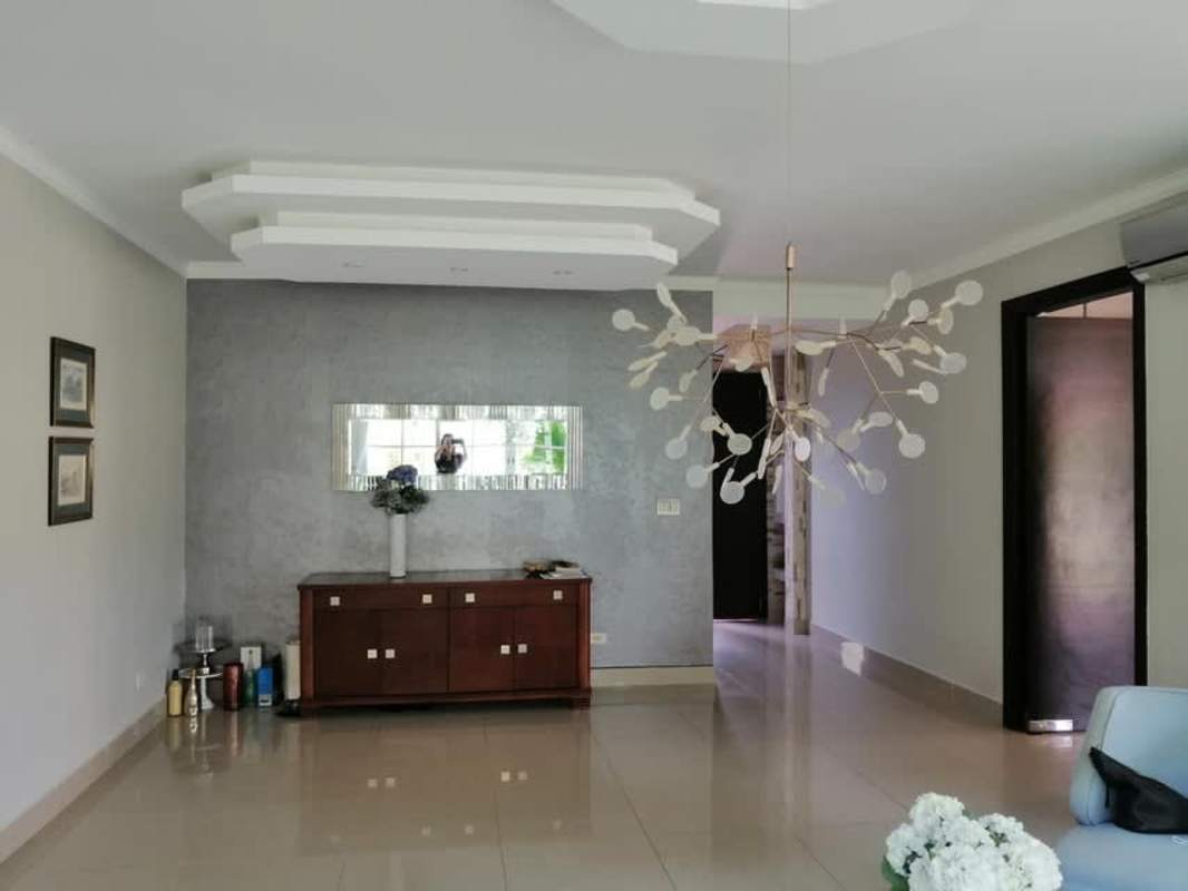 Traditional U-shaped kitchen with granite, wood cabinets, appliances in Clayton rental Panama