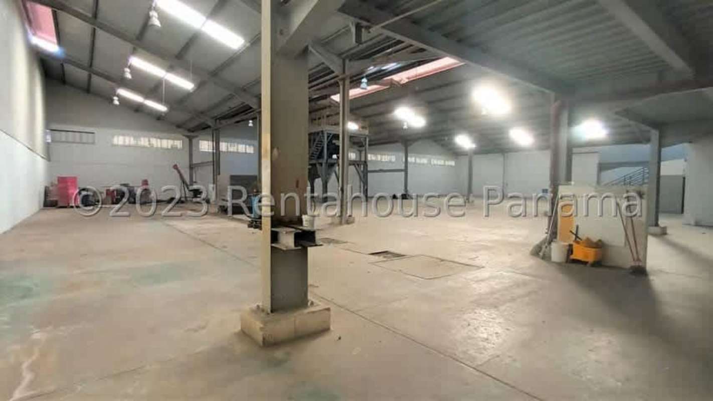 View of mezzanine and main floor inside industrial warehouse Parque Industrial Pacora Panama