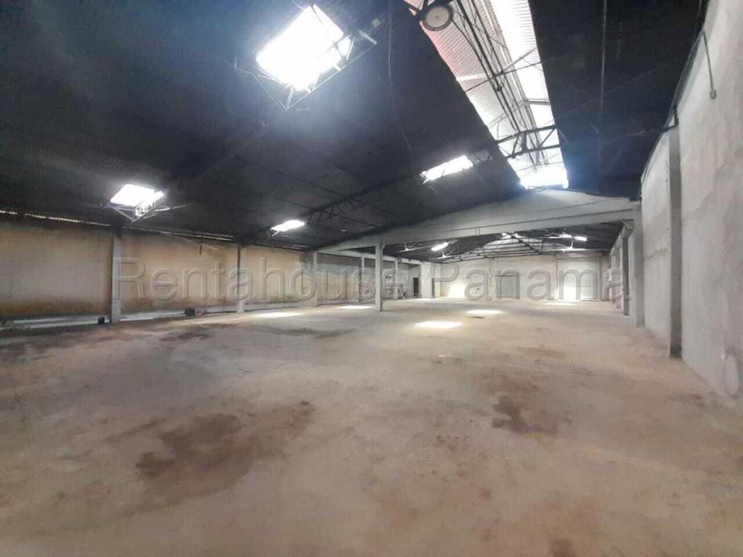 Interior open-plan warehouse in La Loceria, wide space for logistics or showroom Panama City