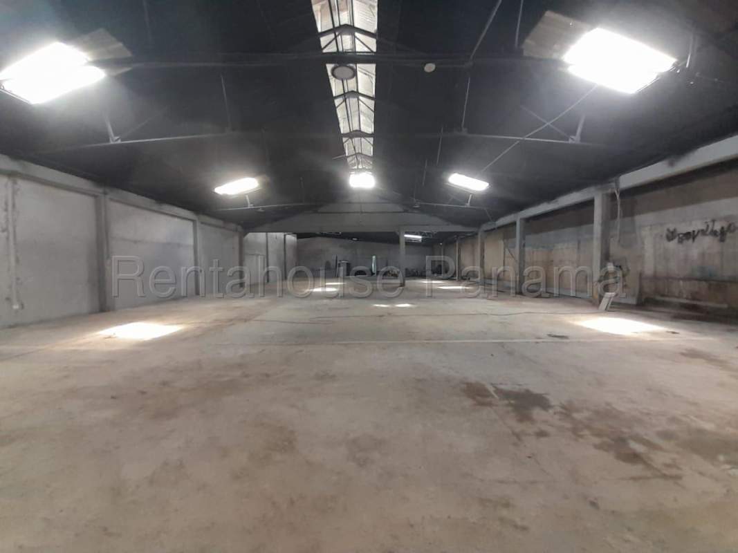 Interior cross-view of La Loceria warehouse high ceilings open space concrete flooring Panama