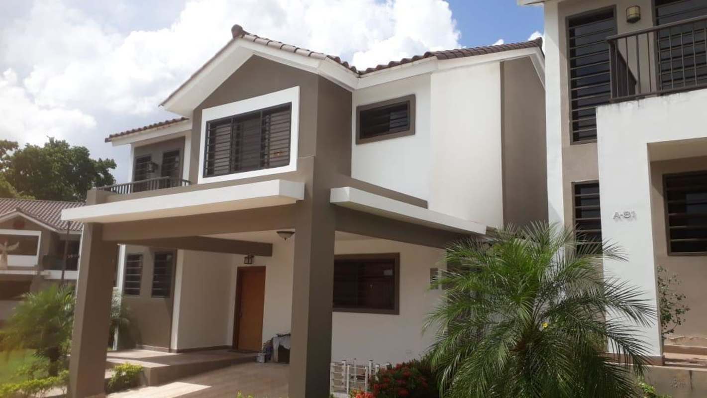Patio and garden area with decorative pond and tiled flooring in PH Montblanc Panama
