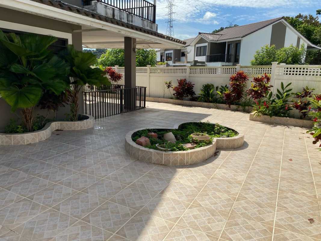 Two-story house with balconies, porch and landscape PH Montblanc Brisas del Golf Panama City