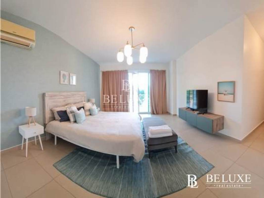 Modern bathroom with glass shower and large mirror, Bijao PH Balboa 1 apartment