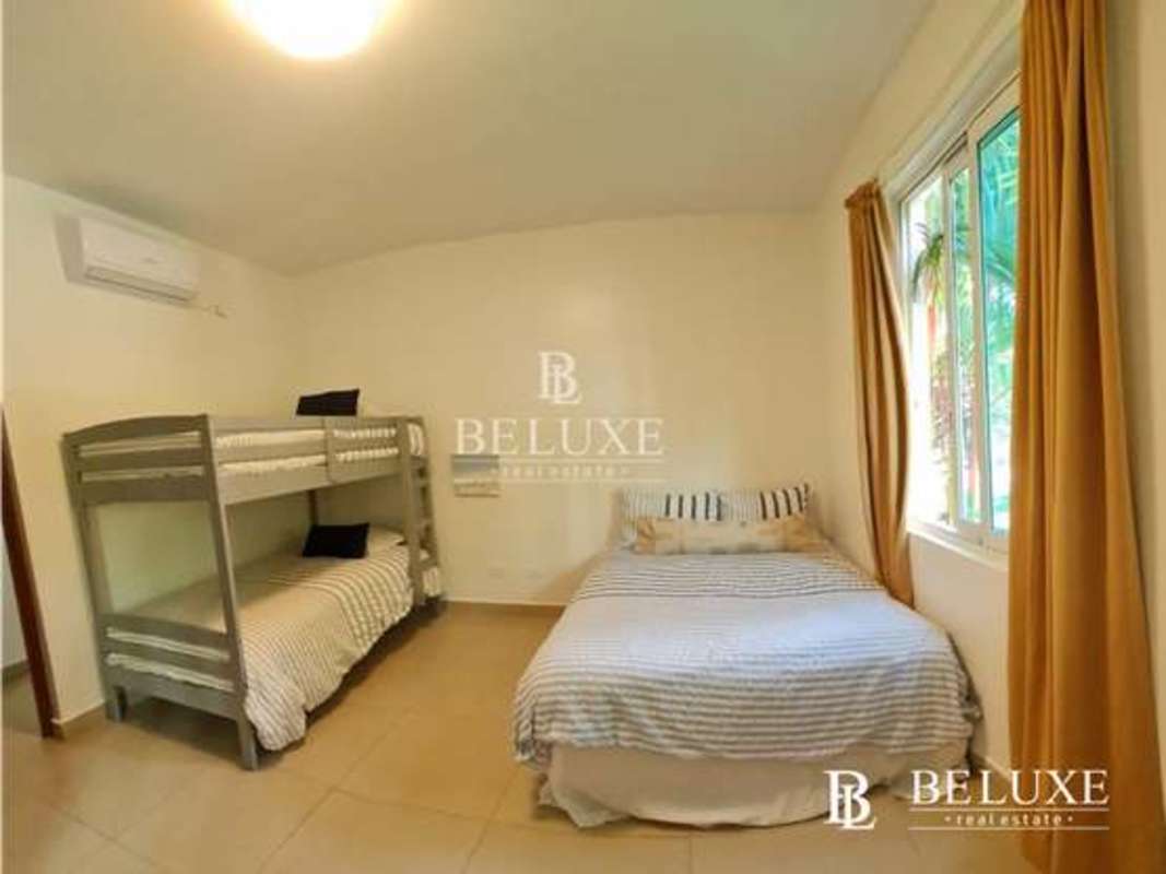 Spacious master bedroom with king-sized bed, AC, balcony access in PH Balboa 1 Bijao Panama