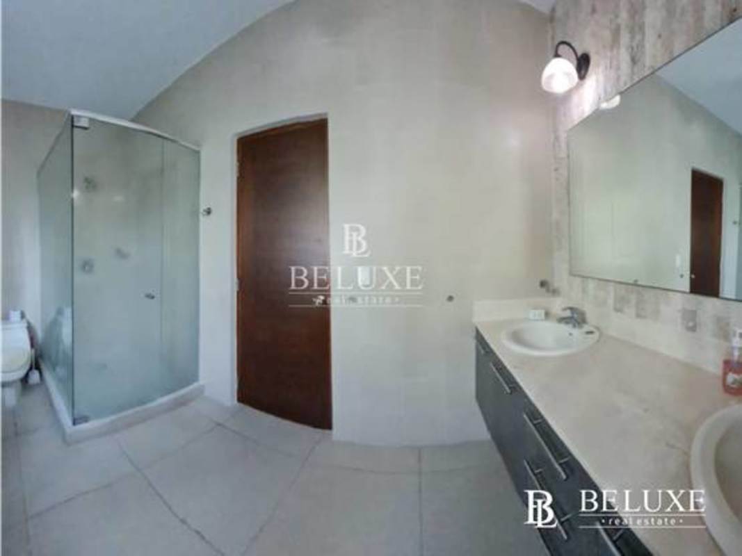 Bedroom with bunk bed and double bed suitable for families at PH Balboa 1 Bijao Panama