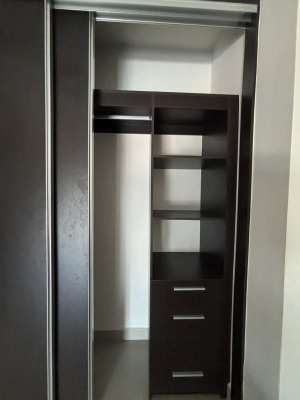 Bedroom with large closet, blackout blinds, ceiling fan and AC at PH San Roque Panama City