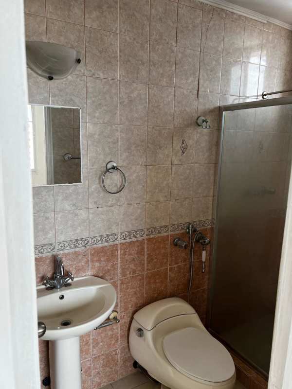 Bathroom tiled walls, bidet toilet and glass shower in PH El Cangrejo Panama