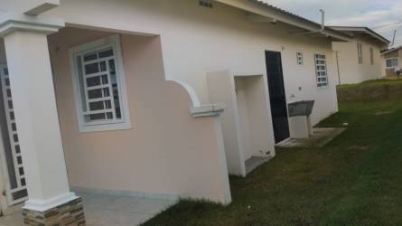 Covered porch with decorative columns new 3-bedroom house Bosque Dorado Playa Leona La Chorrera