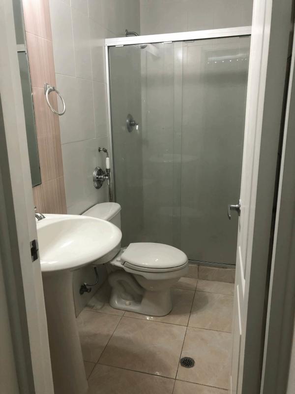 Bedroom in PH Vivendi Towers with ceramic floor, large window and built-in closet in Edison Park Panama