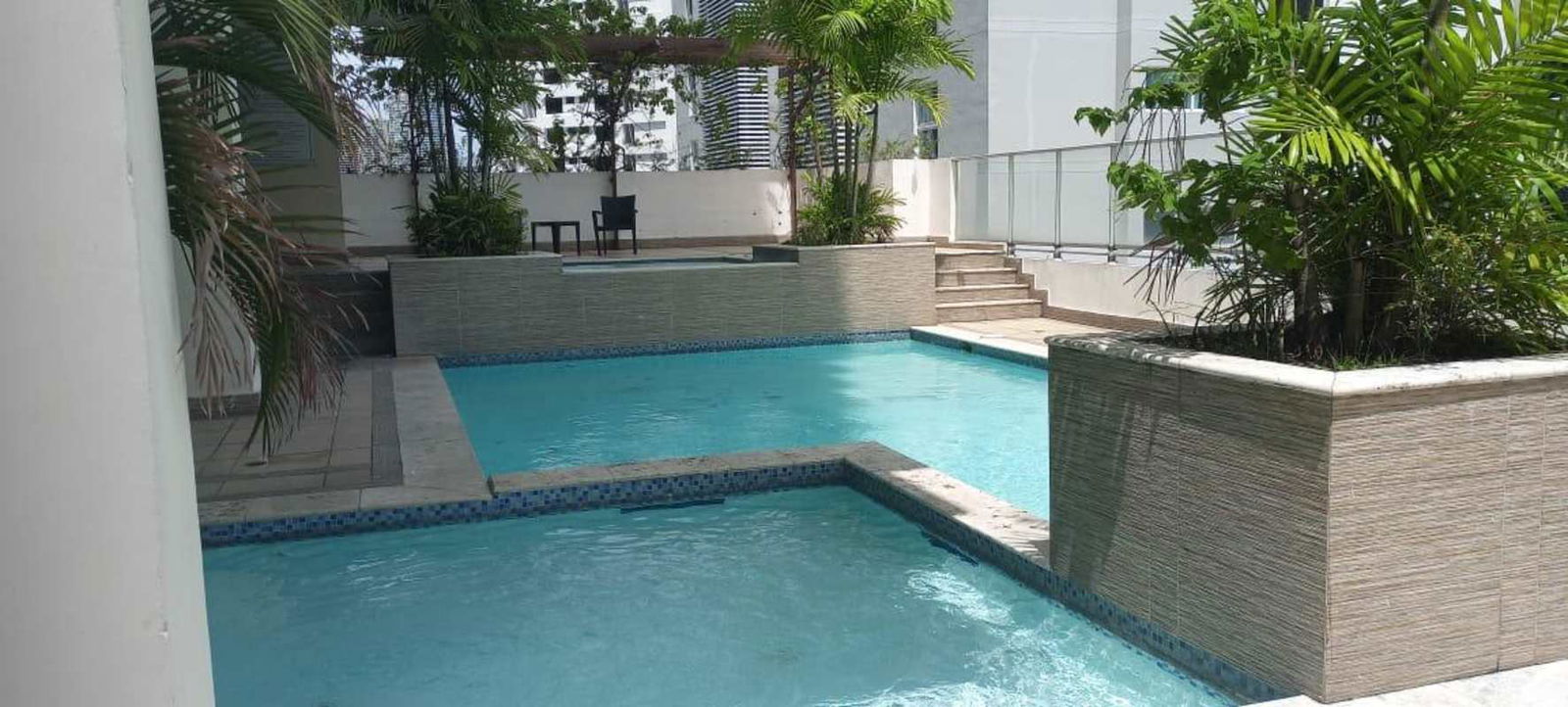 Outdoor swimming pool and jacuzzi area PH Belle View Bella Vista Panama City skyline