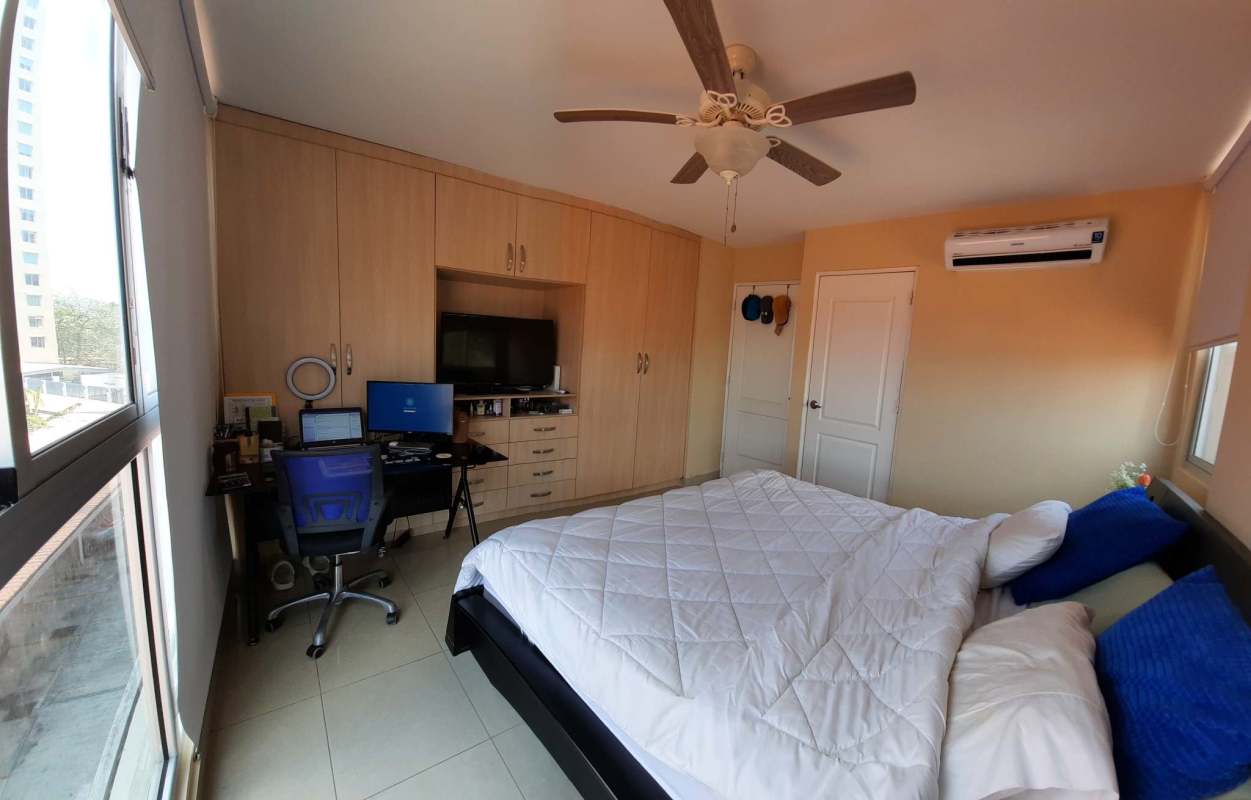 Bedroom with built-in closet and ceiling fan PH Creta La Fontana Chanis Panama
