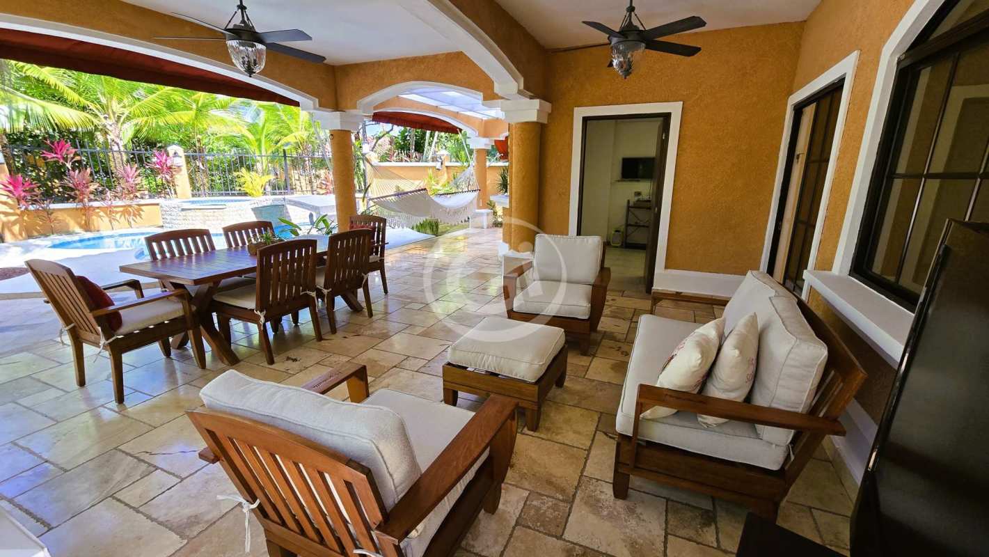 Beautiful covered patio with dining space, pool, hammock in house Clayton Village for sale Panama