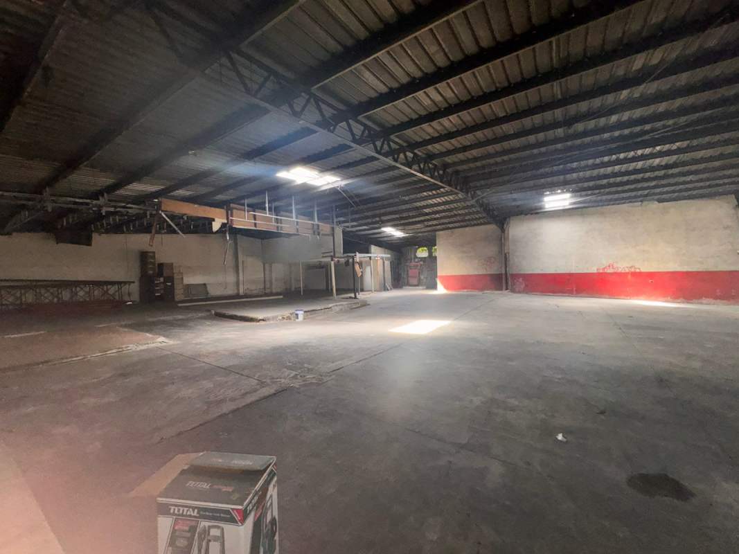 Empty warehouse with concrete floors and sky lighting Chanis Panama City