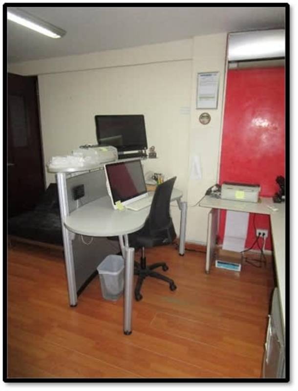 Covered carport with driveway of commercial house for sale in Betania Panama