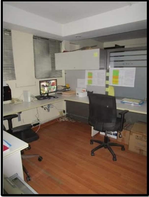 Functional office cubicle with computer, chairs and storage Commercial House Betania Panama