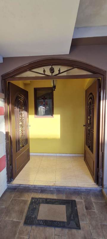 Traditional bathroom with beige tiles pedestal sink and mirror Colinas de Cerro Viento renting Panama