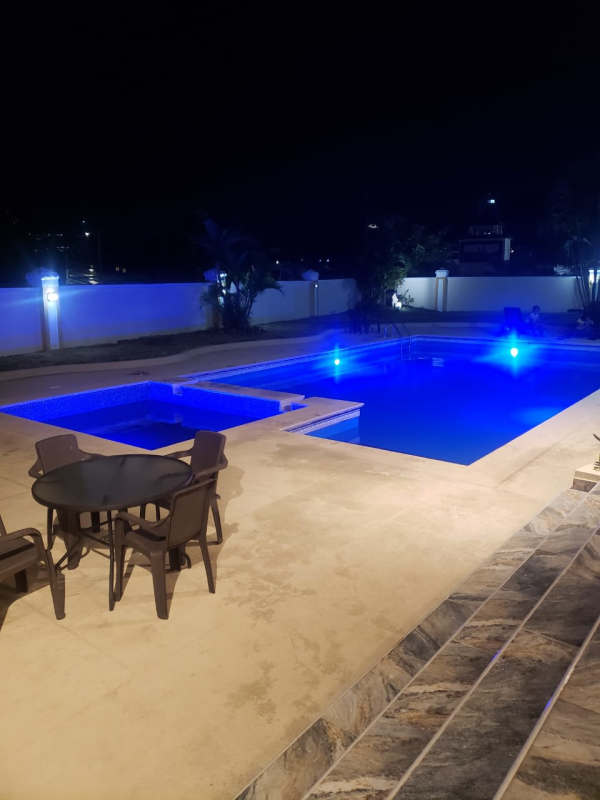 Illuminated swimming pool, hot tub and backyard patio furniture Condado del Rey