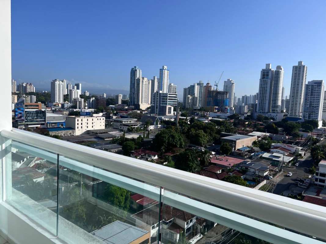Bright bedroom with built-in wardrobe and AC unit in PH The Towers San Francisco Panama