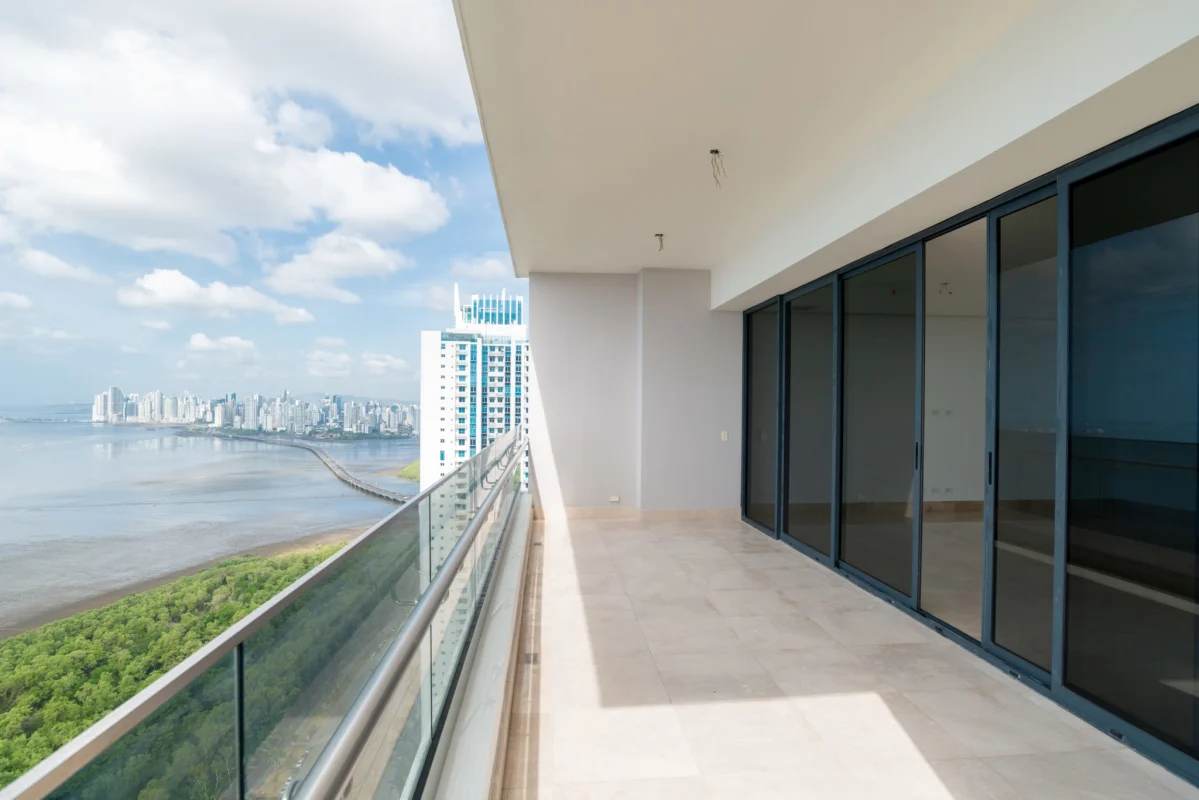 Panoramic terrace waterfront skyline glass railing PH Matisse Costa del Este Panama