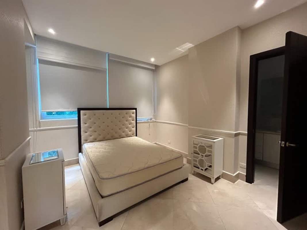 Open dining area with city skyline and bay views PH Miradores Punta Paitilla Panama