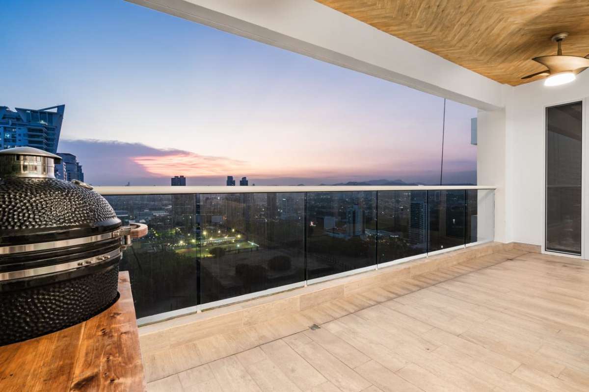 Luxurious master bedroom with ocean views, ensuite bathroom and walk-in closet at PH Aria, Costa del Este