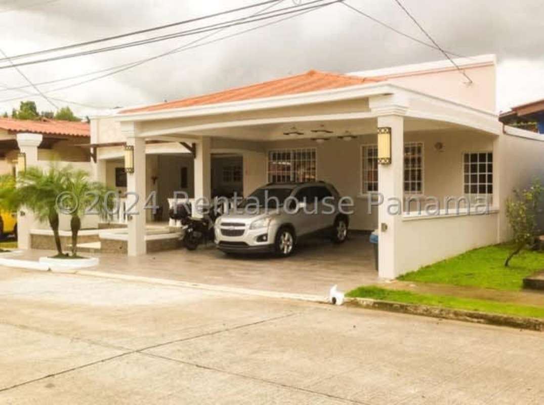 Spacious 5BR House with Terrace in Brisas del Golf II