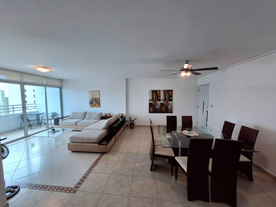 Bedroom with built-in closet and large window PH Palma de Mallorca San Francisco