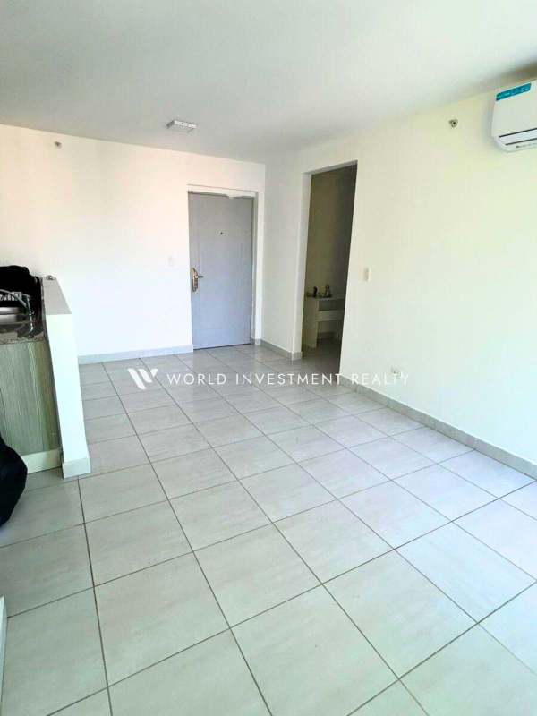 Modern living room with AC, tiled floors, large windows in PH Metropolitan Park Panama rental