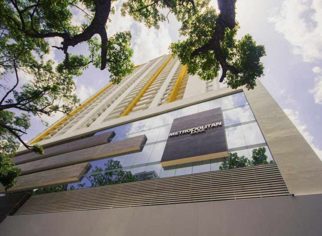 Modern condominium tower PH Metropolitan Park with yellow accents on Vía España Panama City