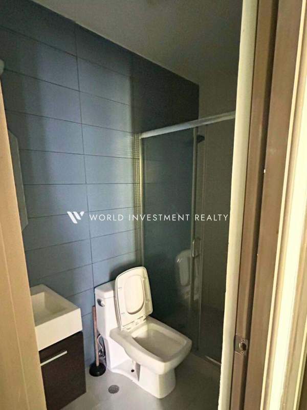 Modern bathroom with glass shower enclosure in PH Metropolitan Park Panama rental