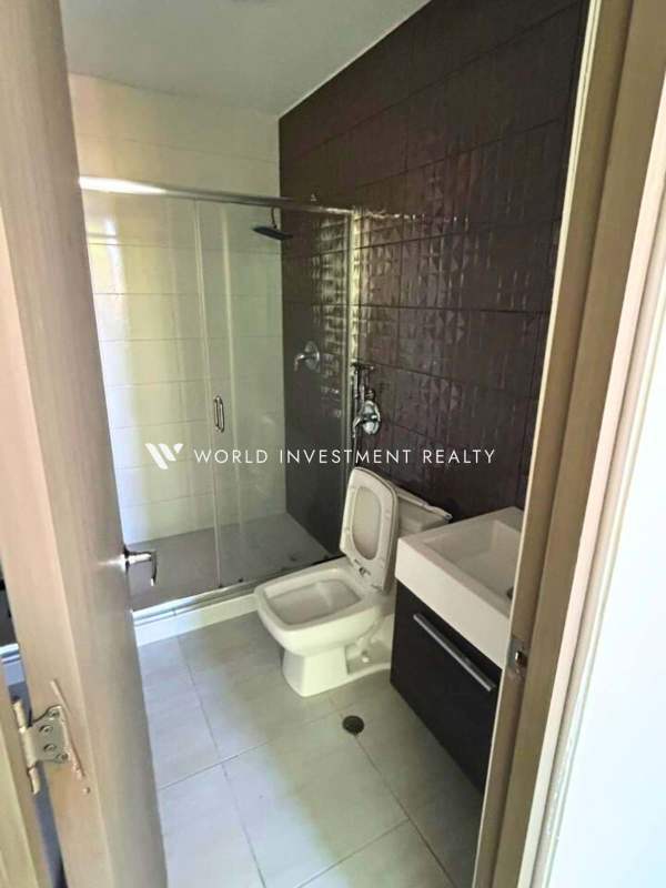 Bathroom with glass shower, vanity and modern design PH Metropolitan Park Panama apartment rental