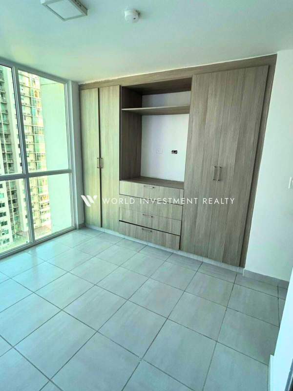 Bedroom with built-in wardrobe and AC unit rental in PH Metropolitan Park Panama City