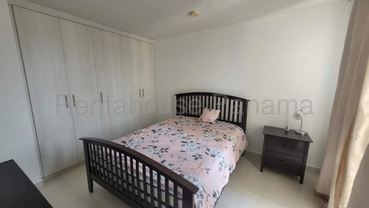 Master bedroom with tiled floors closet window PH Versalles Panama apartment