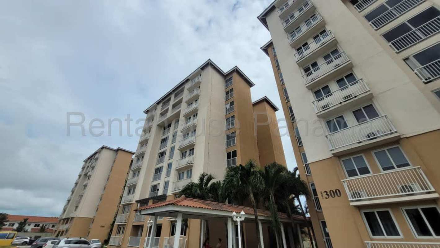 Spacious bedroom with built-in wardrobe tiled floors apartment for rent PH Versalles Panama