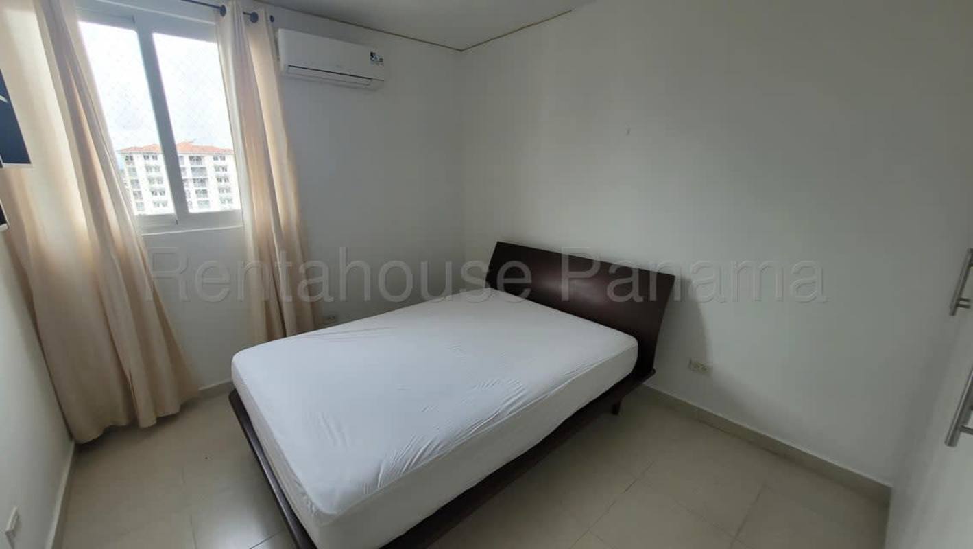 Bedroom with window split AC provision tiled floor PH Versalles Panama apartment for rent