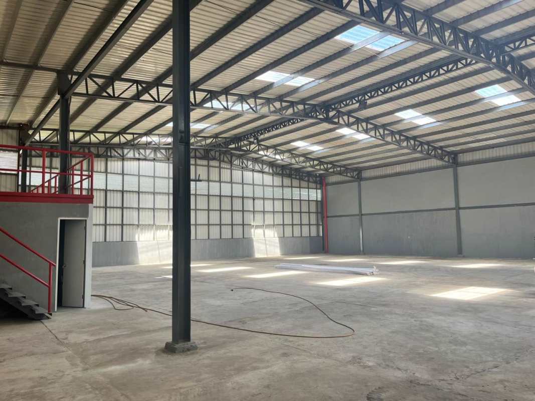Spacious industrial warehouse with reinforced concrete floor, ceiling beams in Tocumen Panama
