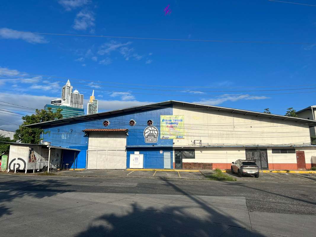 Large exterior warehouse facade with parking lot in commercial Los Angeles Betania area Panama City