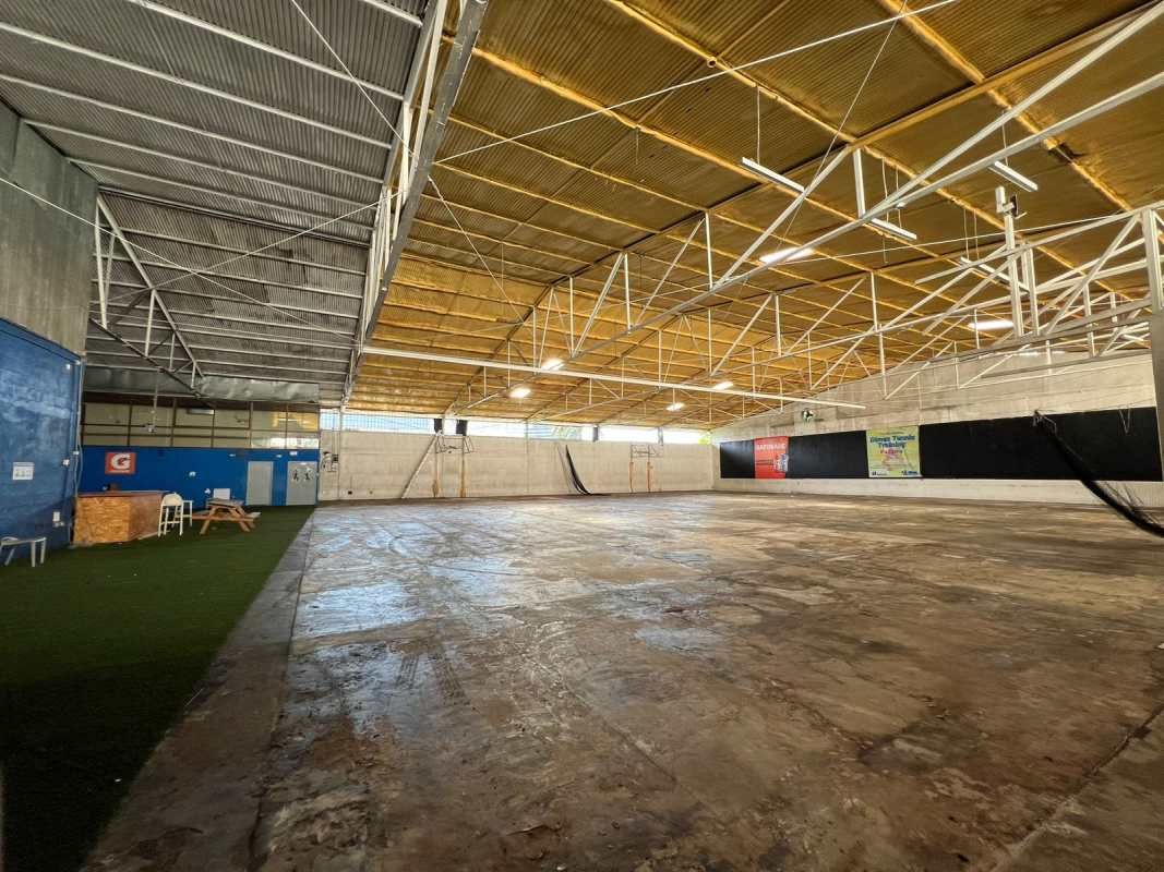 Large industrial warehouse interior with exposed trusses and open space in Betania Panama City