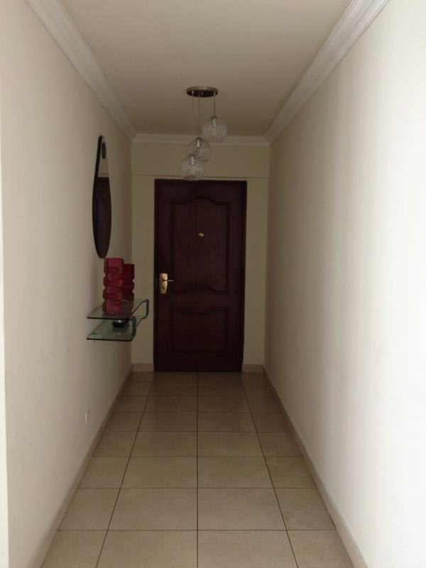 Modern entrance hallway with decorative shelf, mirror and lighting in PH Onyx Panama City