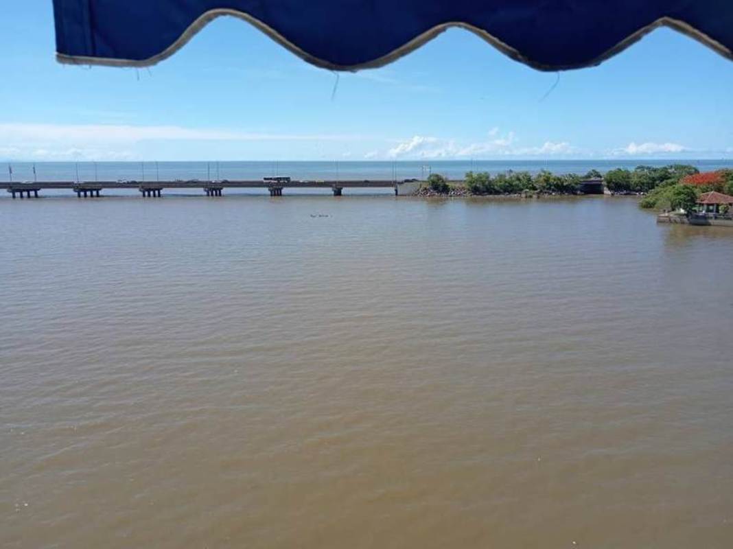 Stunning Pacific Ocean view with bridge from PH Las Llamas balcony Panama City