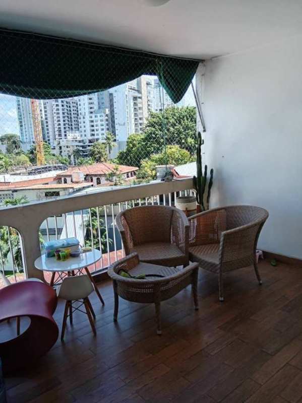 Balcony with seating area and protective mesh oceanfront PH Las Llamas